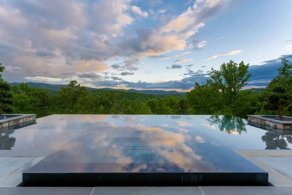 Discretely Sited with Coveted Mountain Views This Grand Manor in Fairview Asks for 7950000 5