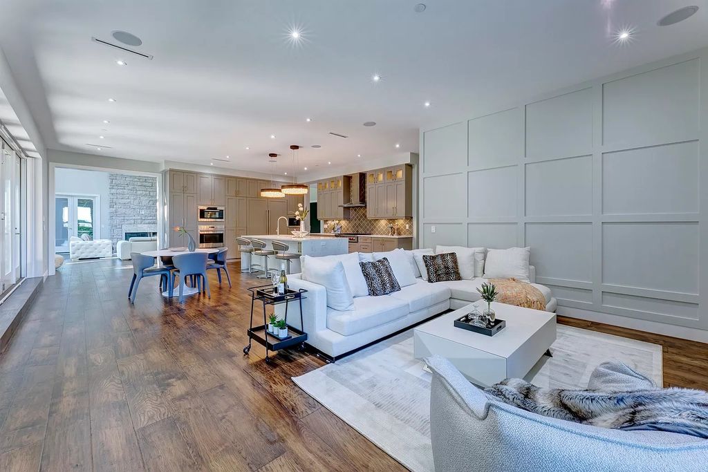 The Estate in West Vancouver is a stunning contemporary south-facing home with ultra-luxury now available for sale. This home located at 735 Southborough Dr, West Vancouver, BC V7S 1N1, Canada