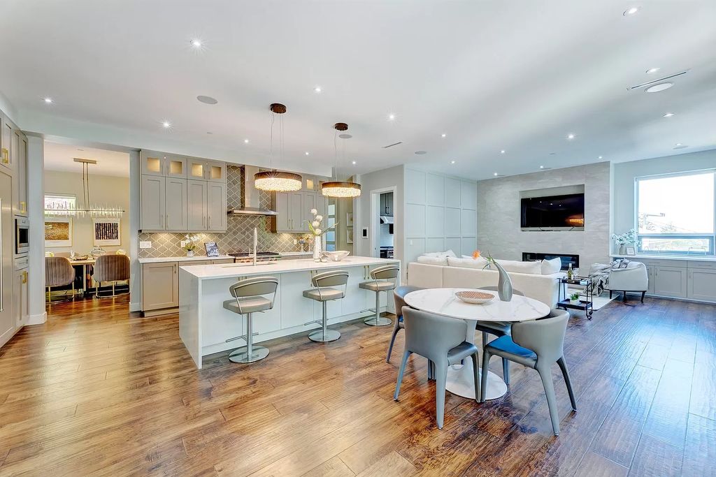 The Estate in West Vancouver is a stunning contemporary south-facing home with ultra-luxury now available for sale. This home located at 735 Southborough Dr, West Vancouver, BC V7S 1N1, Canada