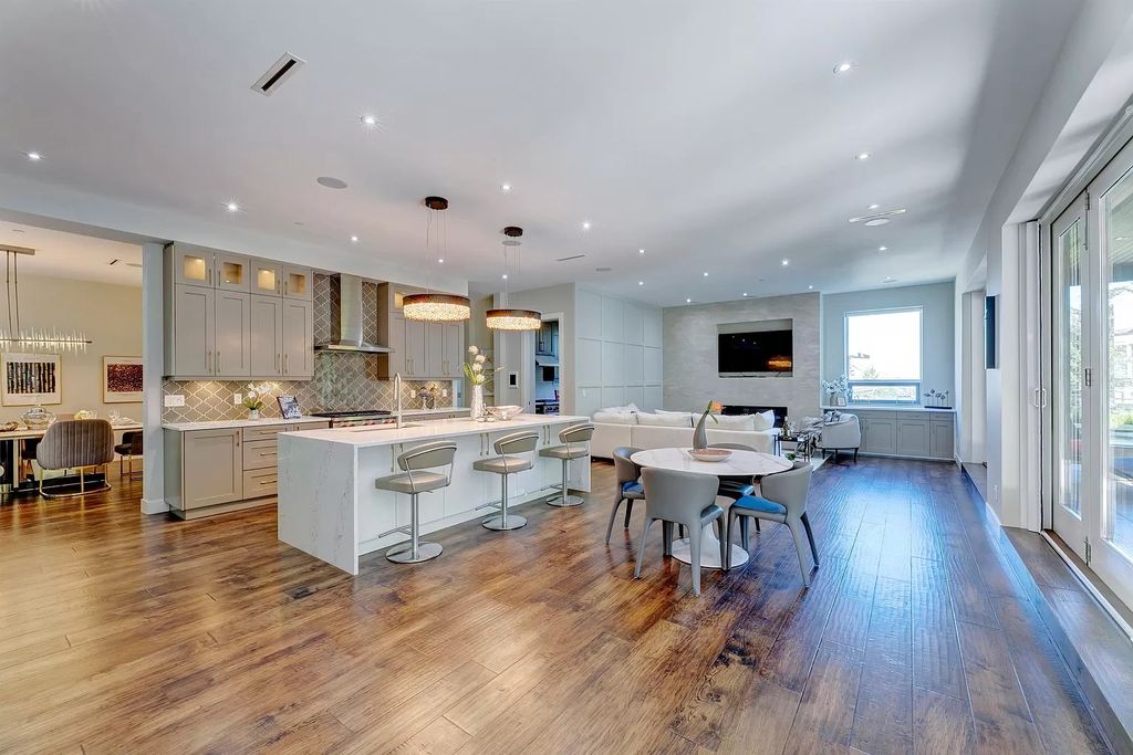 The Estate in West Vancouver is a stunning contemporary south-facing home with ultra-luxury now available for sale. This home located at 735 Southborough Dr, West Vancouver, BC V7S 1N1, Canada