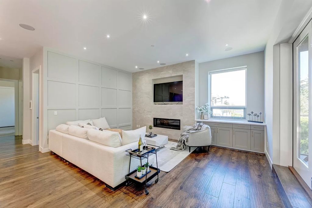 The Estate in West Vancouver is a stunning contemporary south-facing home with ultra-luxury now available for sale. This home located at 735 Southborough Dr, West Vancouver, BC V7S 1N1, Canada