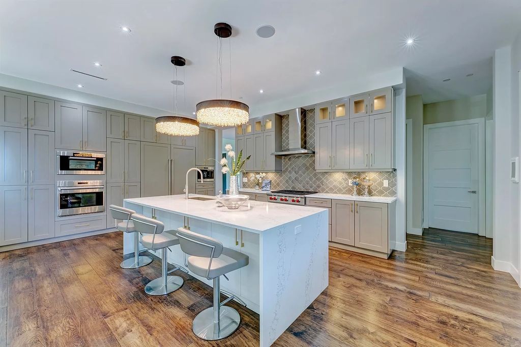 The Estate in West Vancouver is a stunning contemporary south-facing home with ultra-luxury now available for sale. This home located at 735 Southborough Dr, West Vancouver, BC V7S 1N1, Canada
