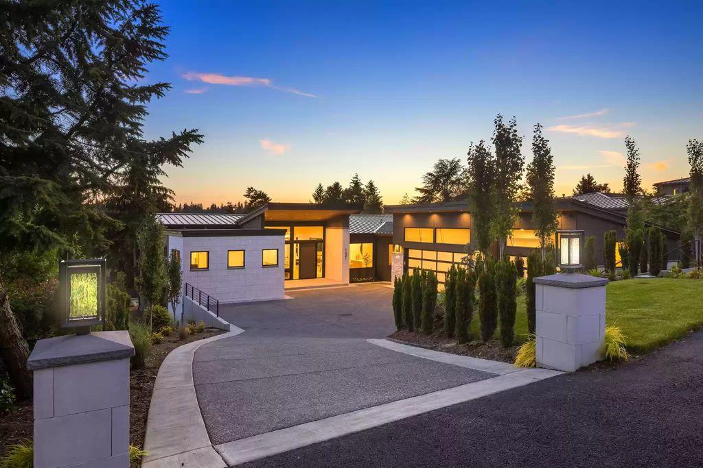 The Estate in Clyde Hill is a luxurious home with fantastic lot filled sunshine for summer activities, now available for sale. This home located at 1421 88th Avenue NE, Clyde Hill, Washington