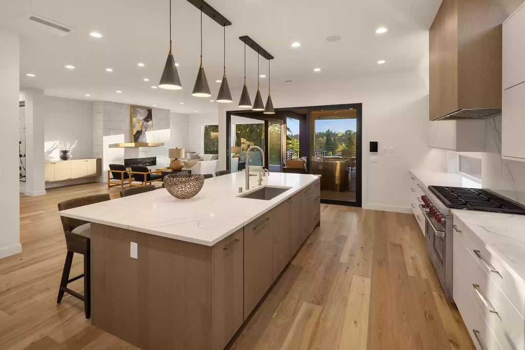 The Estate in Clyde Hill is a luxurious home with fantastic lot filled sunshine for summer activities, now available for sale. This home located at 1421 88th Avenue NE, Clyde Hill, Washington