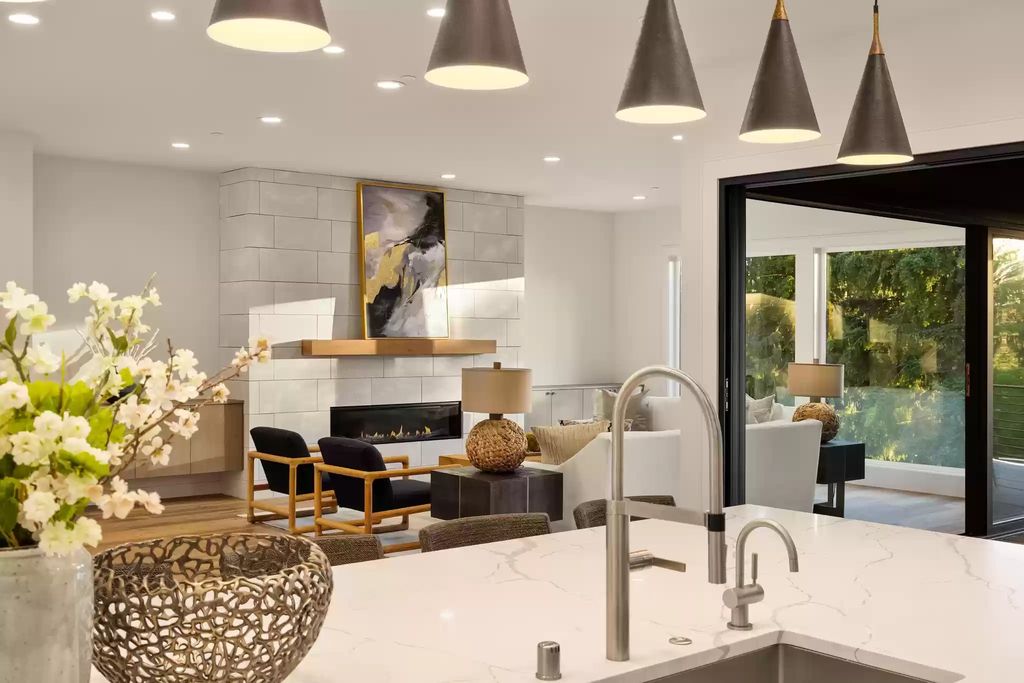 The Estate in Clyde Hill is a luxurious home with fantastic lot filled sunshine for summer activities, now available for sale. This home located at 1421 88th Avenue NE, Clyde Hill, Washington