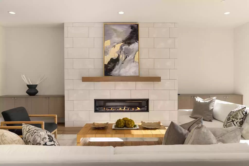 The Estate in Clyde Hill is a luxurious home with fantastic lot filled sunshine for summer activities, now available for sale. This home located at 1421 88th Avenue NE, Clyde Hill, Washington