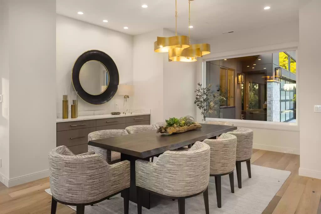 The Estate in Clyde Hill is a luxurious home with fantastic lot filled sunshine for summer activities, now available for sale. This home located at 1421 88th Avenue NE, Clyde Hill, Washington