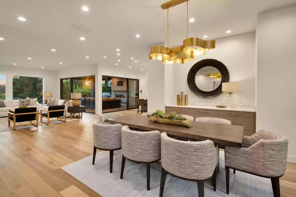 The Estate in Clyde Hill is a luxurious home with fantastic lot filled sunshine for summer activities, now available for sale. This home located at 1421 88th Avenue NE, Clyde Hill, Washington