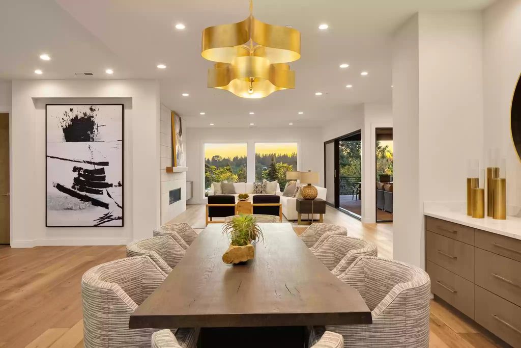 The Estate in Clyde Hill is a luxurious home with fantastic lot filled sunshine for summer activities, now available for sale. This home located at 1421 88th Avenue NE, Clyde Hill, Washington