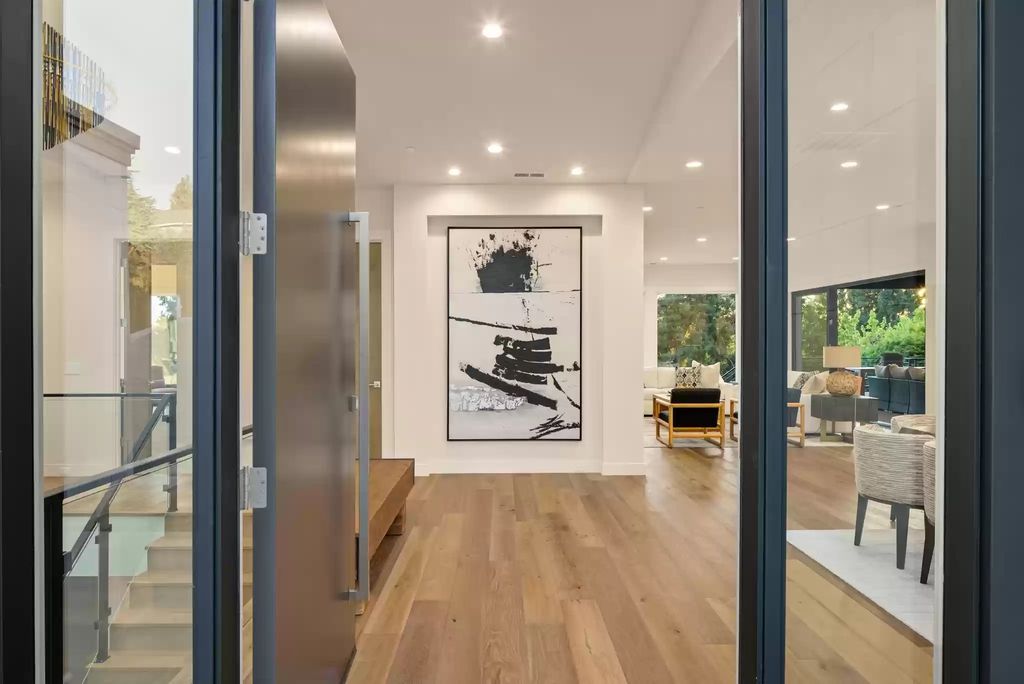 The Estate in Clyde Hill is a luxurious home with fantastic lot filled sunshine for summer activities, now available for sale. This home located at 1421 88th Avenue NE, Clyde Hill, Washington
