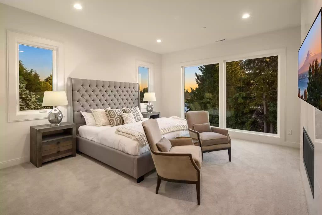 The Estate in Clyde Hill is a luxurious home with fantastic lot filled sunshine for summer activities, now available for sale. This home located at 1421 88th Avenue NE, Clyde Hill, Washington