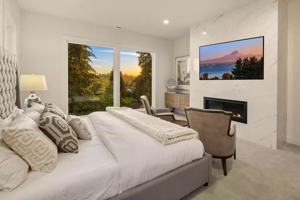 The Estate in Clyde Hill is a luxurious home with fantastic lot filled sunshine for summer activities, now available for sale. This home located at 1421 88th Avenue NE, Clyde Hill, Washington