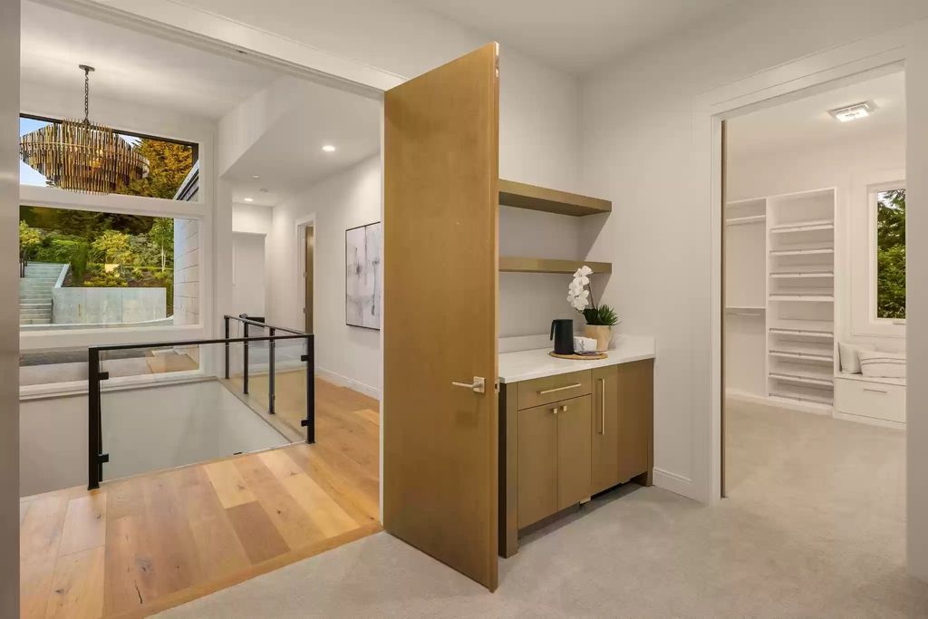 The Estate in Clyde Hill is a luxurious home with fantastic lot filled sunshine for summer activities, now available for sale. This home located at 1421 88th Avenue NE, Clyde Hill, Washington