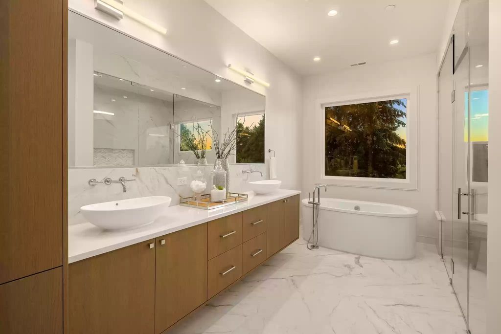 The Estate in Clyde Hill is a luxurious home with fantastic lot filled sunshine for summer activities, now available for sale. This home located at 1421 88th Avenue NE, Clyde Hill, Washington