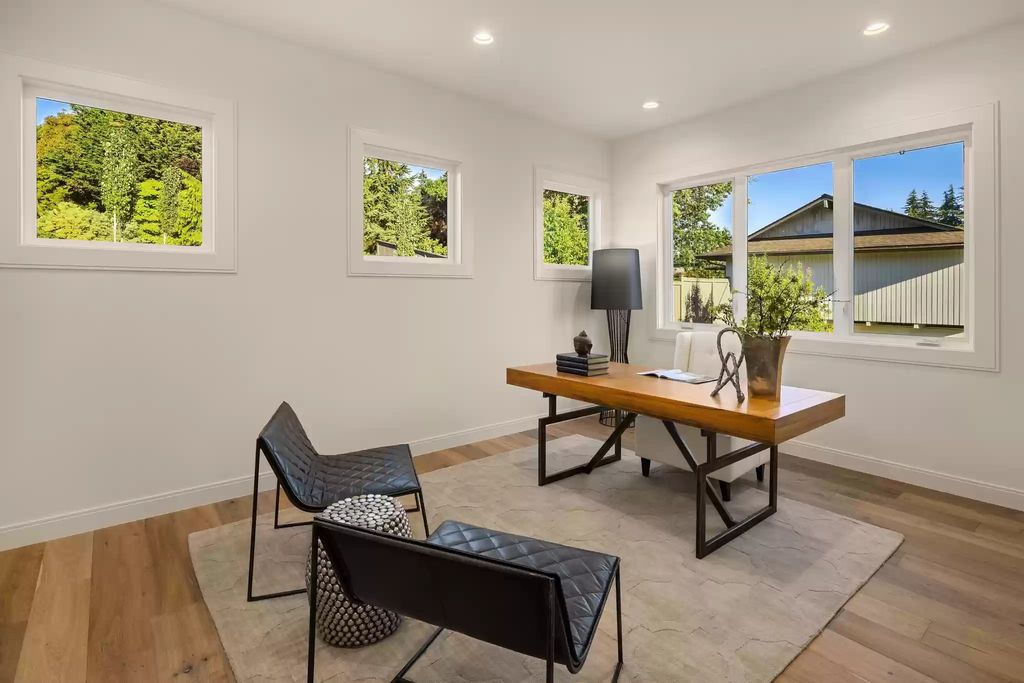 The Estate in Clyde Hill is a luxurious home with fantastic lot filled sunshine for summer activities, now available for sale. This home located at 1421 88th Avenue NE, Clyde Hill, Washington