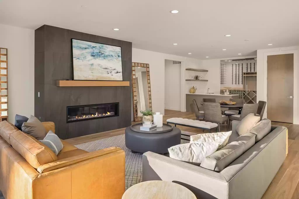 The Estate in Clyde Hill is a luxurious home with fantastic lot filled sunshine for summer activities, now available for sale. This home located at 1421 88th Avenue NE, Clyde Hill, Washington