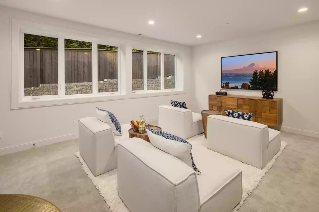 The Estate in Clyde Hill is a luxurious home with fantastic lot filled sunshine for summer activities, now available for sale. This home located at 1421 88th Avenue NE, Clyde Hill, Washington