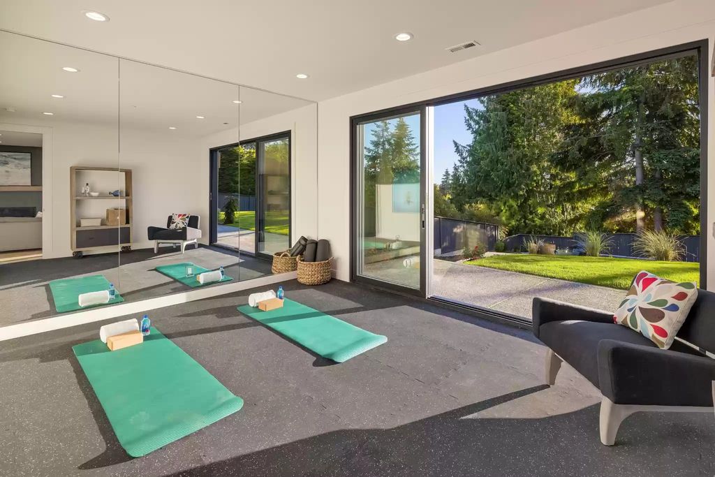 The Estate in Clyde Hill is a luxurious home with fantastic lot filled sunshine for summer activities, now available for sale. This home located at 1421 88th Avenue NE, Clyde Hill, Washington