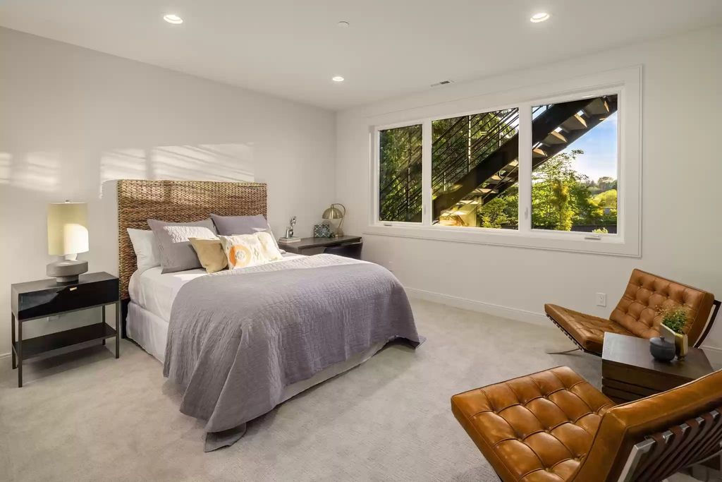 The Estate in Clyde Hill is a luxurious home with fantastic lot filled sunshine for summer activities, now available for sale. This home located at 1421 88th Avenue NE, Clyde Hill, Washington