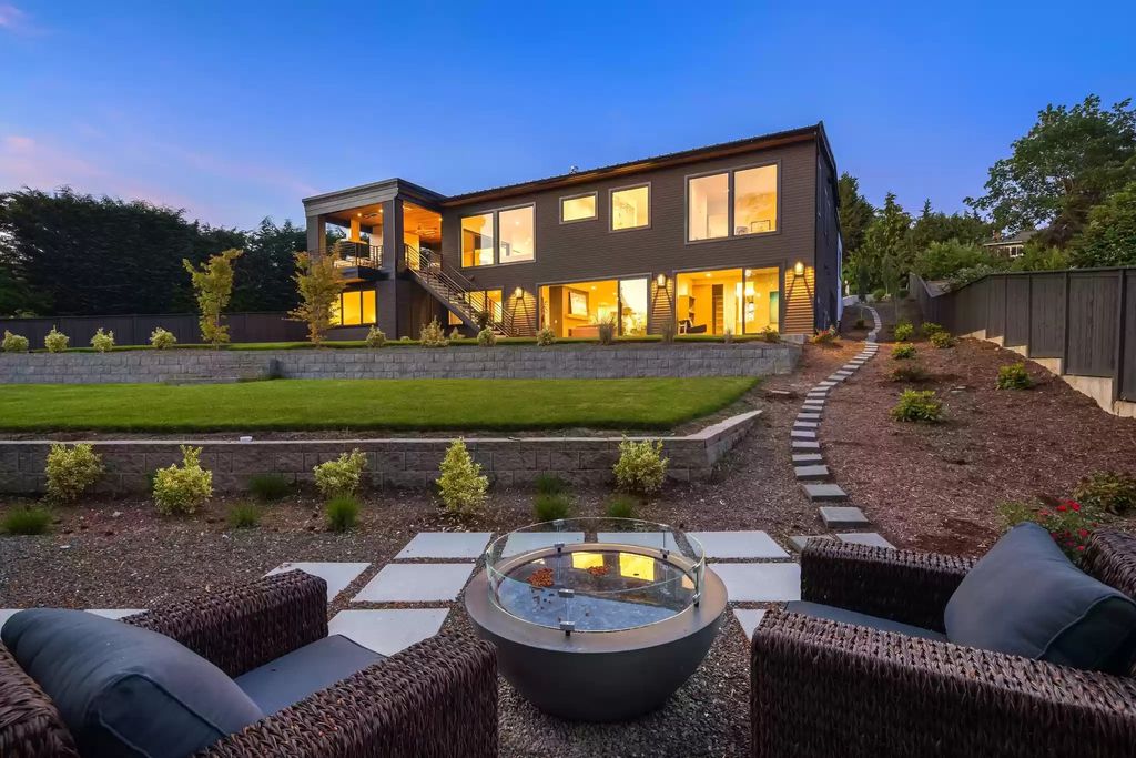 The Estate in Clyde Hill is a luxurious home with fantastic lot filled sunshine for summer activities, now available for sale. This home located at 1421 88th Avenue NE, Clyde Hill, Washington