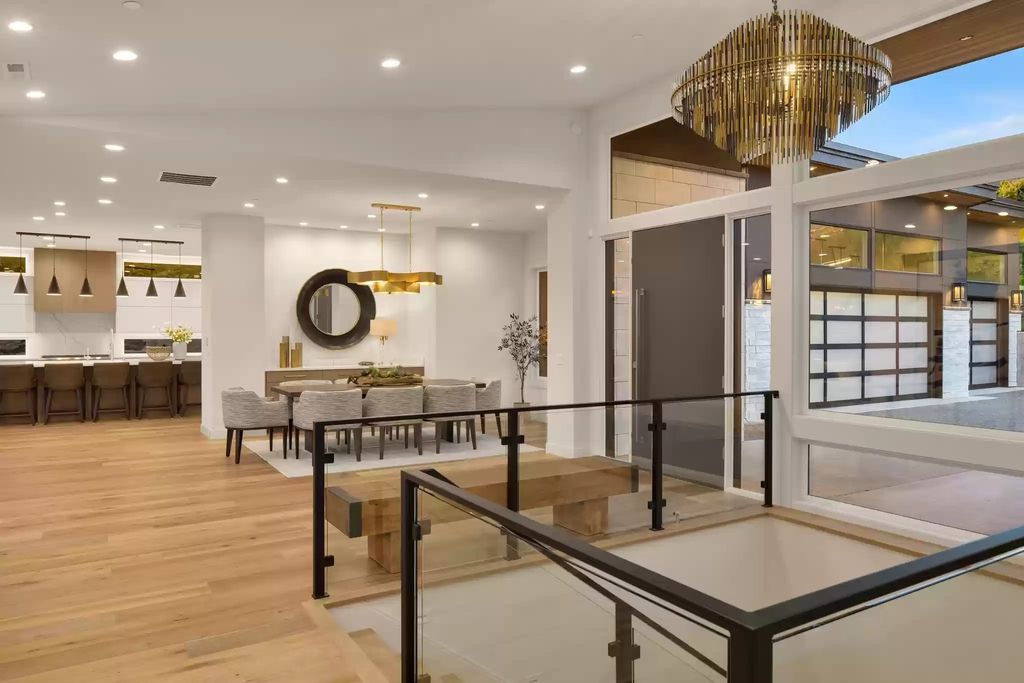 The Estate in Clyde Hill is a luxurious home with fantastic lot filled sunshine for summer activities, now available for sale. This home located at 1421 88th Avenue NE, Clyde Hill, Washington