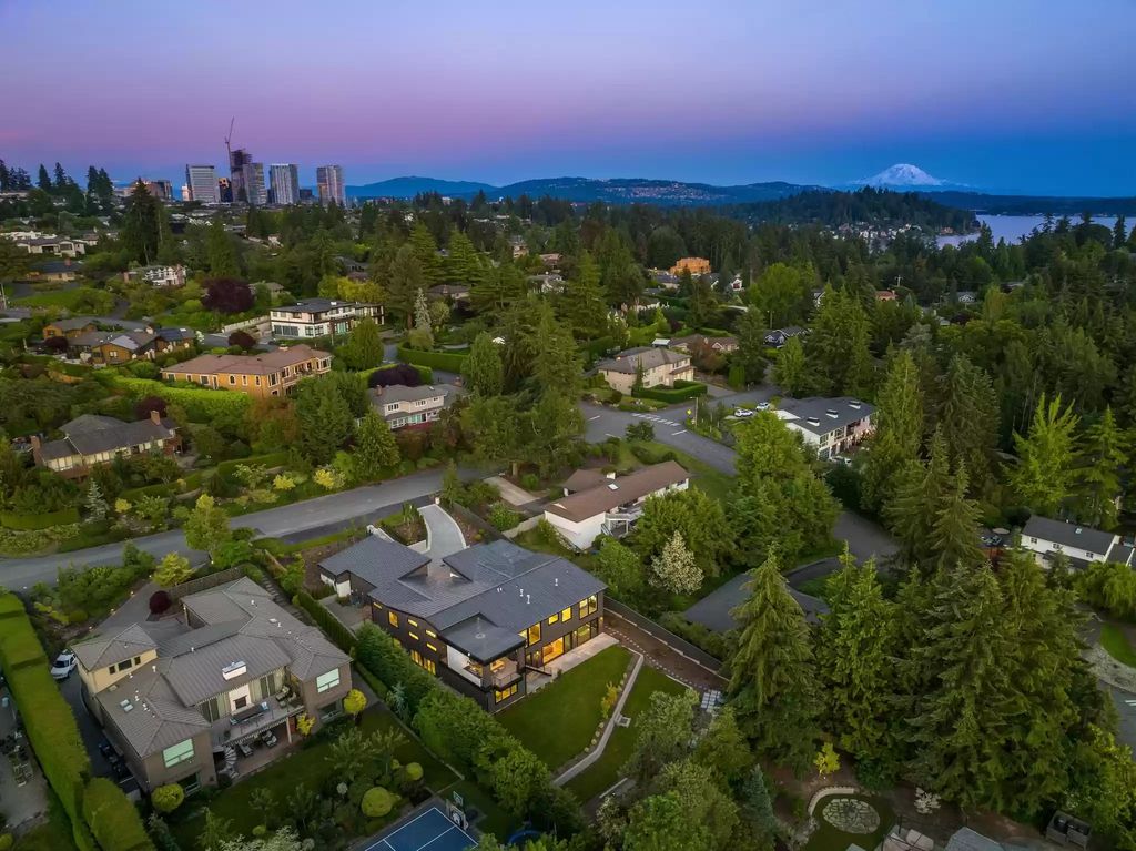 The Estate in Clyde Hill is a luxurious home with fantastic lot filled sunshine for summer activities, now available for sale. This home located at 1421 88th Avenue NE, Clyde Hill, Washington