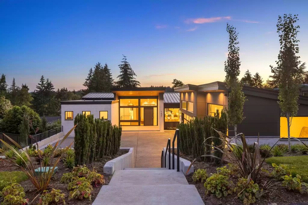 The Estate in Clyde Hill is a luxurious home with fantastic lot filled sunshine for summer activities, now available for sale. This home located at 1421 88th Avenue NE, Clyde Hill, Washington