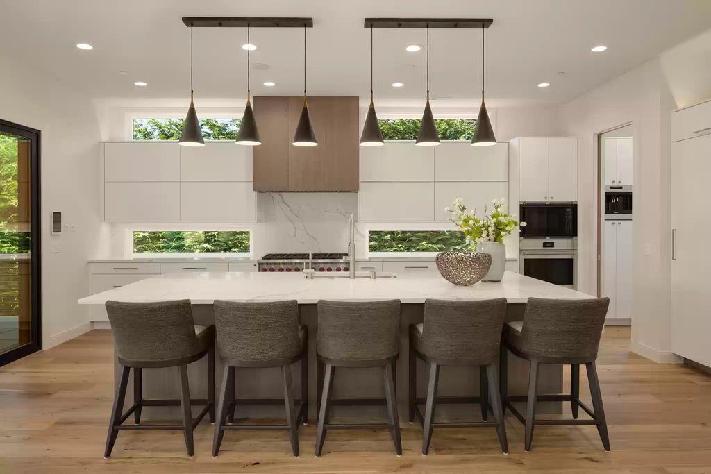 The Estate in Clyde Hill is a luxurious home with fantastic lot filled sunshine for summer activities, now available for sale. This home located at 1421 88th Avenue NE, Clyde Hill, Washington