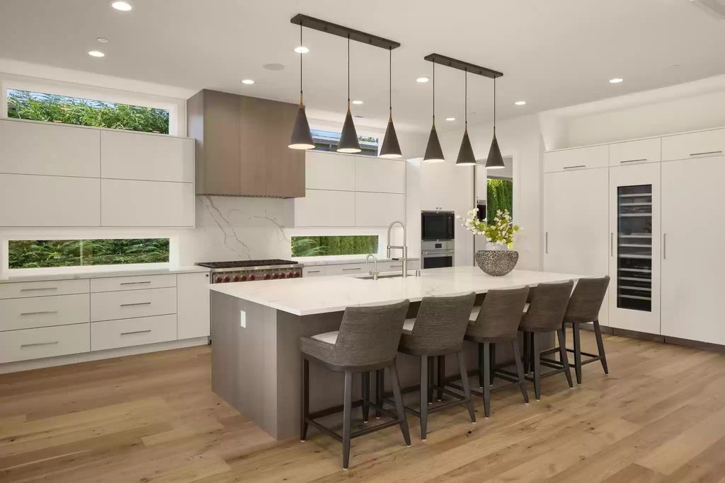 The Estate in Clyde Hill is a luxurious home with fantastic lot filled sunshine for summer activities, now available for sale. This home located at 1421 88th Avenue NE, Clyde Hill, Washington