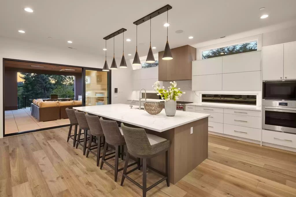The Estate in Clyde Hill is a luxurious home with fantastic lot filled sunshine for summer activities, now available for sale. This home located at 1421 88th Avenue NE, Clyde Hill, Washington