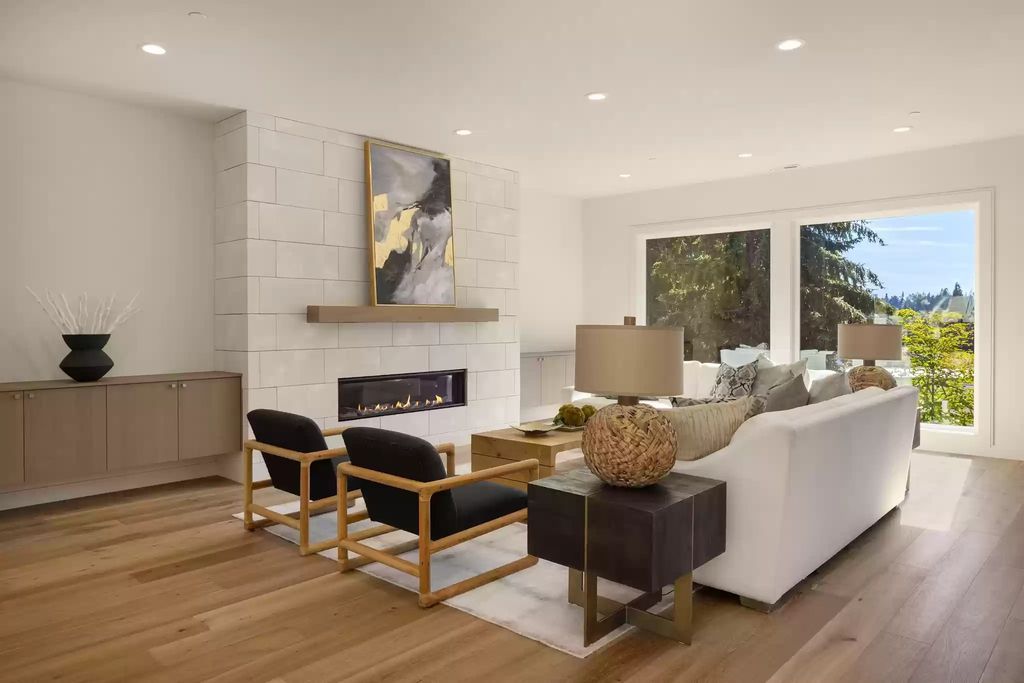 The Estate in Clyde Hill is a luxurious home with fantastic lot filled sunshine for summer activities, now available for sale. This home located at 1421 88th Avenue NE, Clyde Hill, Washington