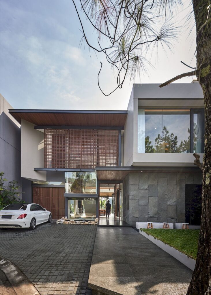 SS House with Semi resort Concept for Weekend Retreat by Rakta Studio 10