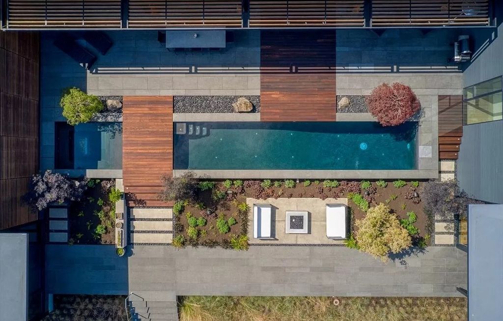 The House in Portland is the work of art with total security and privacy, now available for sale. This home located at 1139 S Palatine Hill Rd, Portland, Oregon