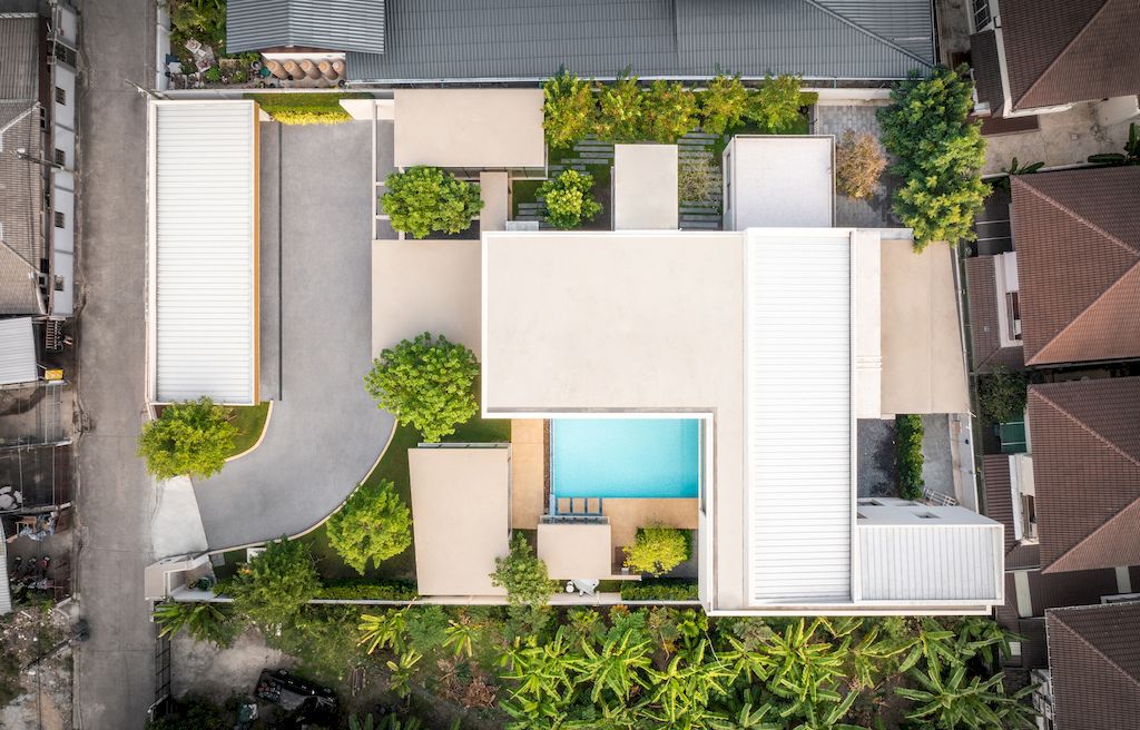 TT residence with a Central Glass fronted Swimming Pool by FLAT12x 10