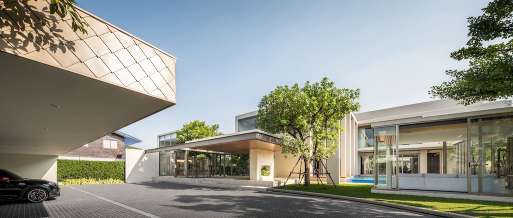 TT residence with a Central Glass fronted Swimming Pool by FLAT12x 12