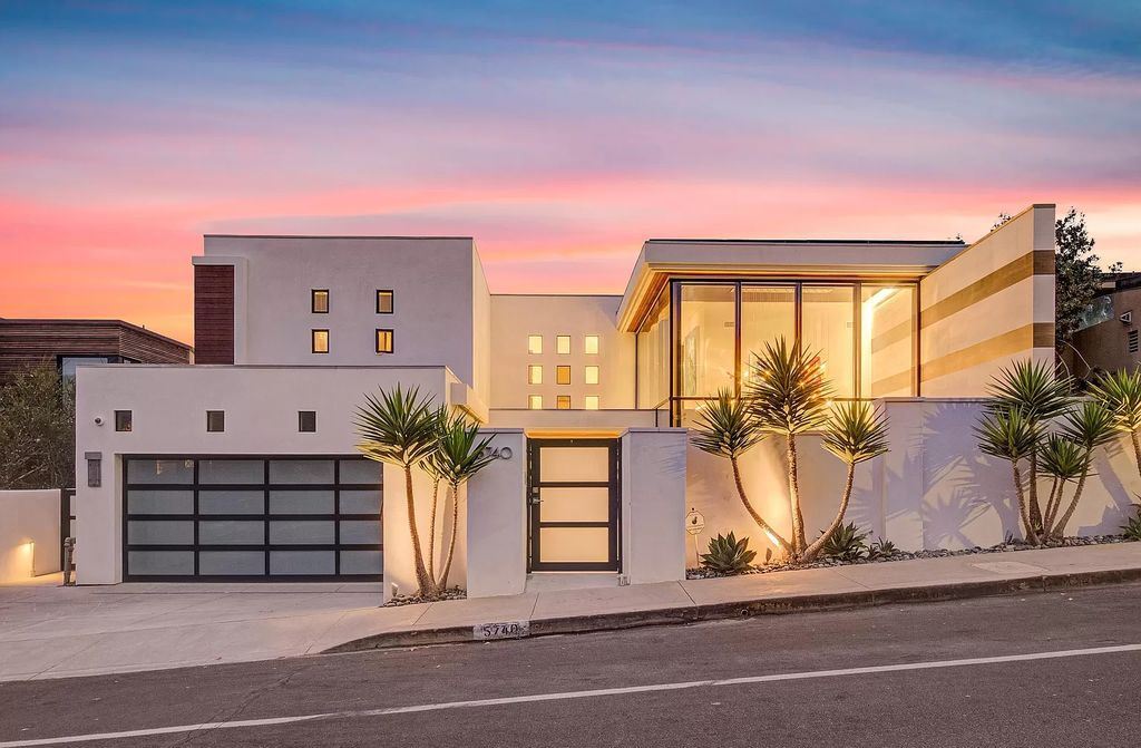 The Home in La Jolla, a undeniable showpiece estate perfectly positioned to enjoy the natural seascape and sea animals and highlights ocean views from every room is now available for sale. This home located at 5740 Dolphin Pl, La Jolla, California