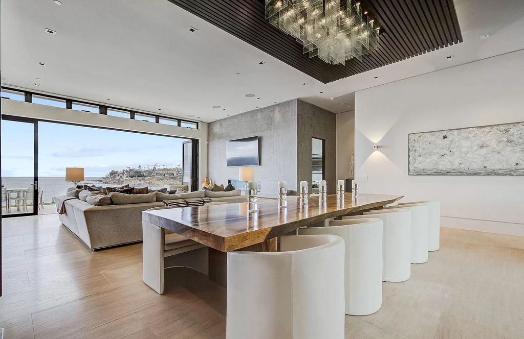 The Home in La Jolla, a undeniable showpiece estate perfectly positioned to enjoy the natural seascape and sea animals and highlights ocean views from every room is now available for sale. This home located at 5740 Dolphin Pl, La Jolla, California
