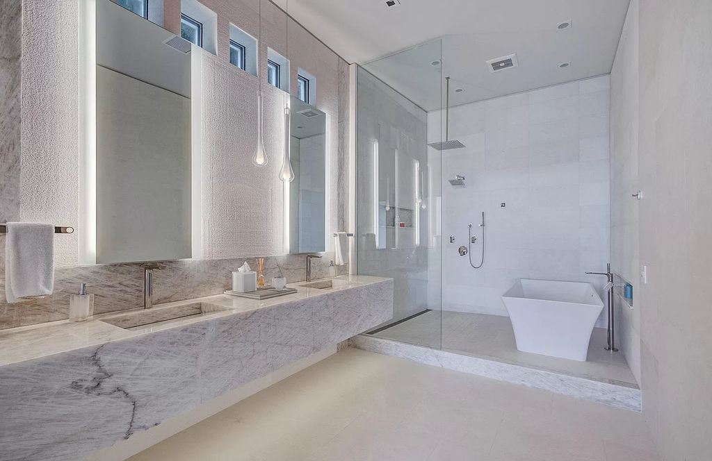 The Home in La Jolla, a undeniable showpiece estate perfectly positioned to enjoy the natural seascape and sea animals and highlights ocean views from every room is now available for sale. This home located at 5740 Dolphin Pl, La Jolla, California