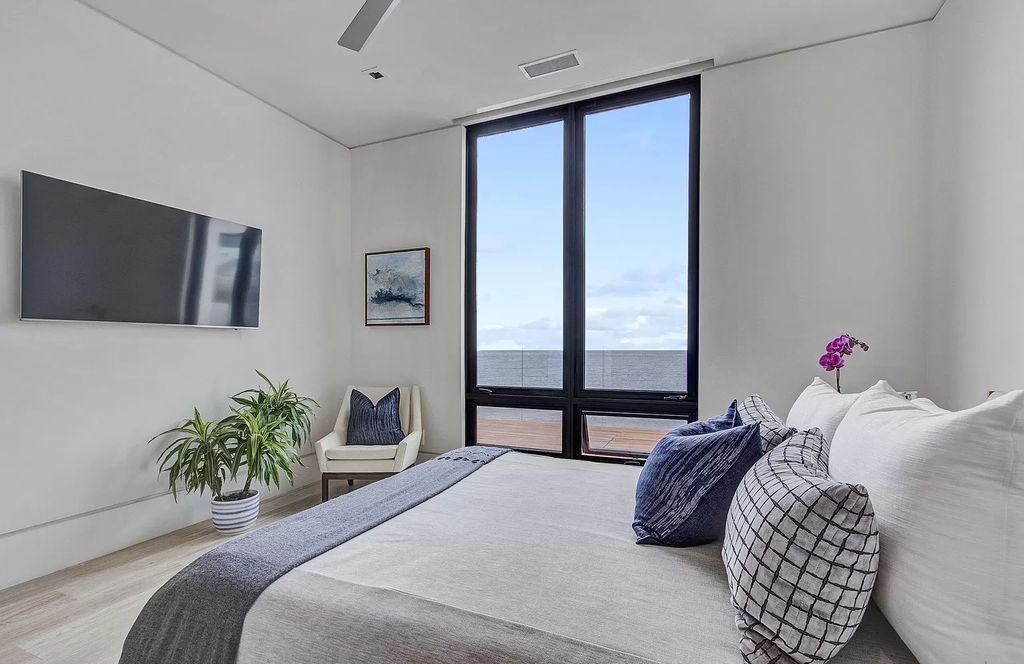 The Home in La Jolla, a undeniable showpiece estate perfectly positioned to enjoy the natural seascape and sea animals and highlights ocean views from every room is now available for sale. This home located at 5740 Dolphin Pl, La Jolla, California