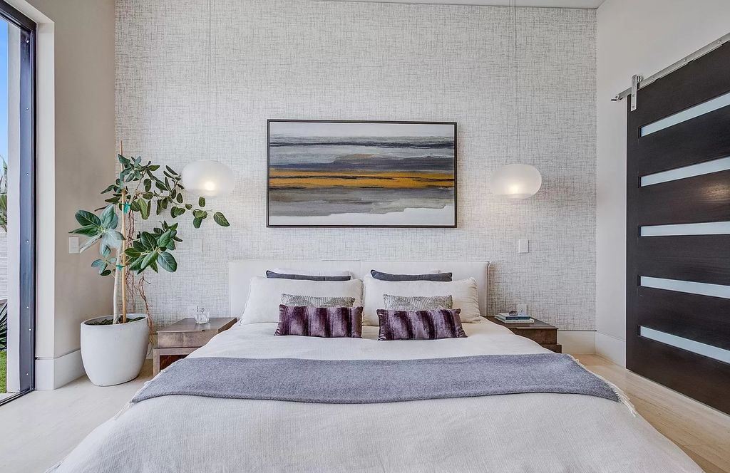 The Home in La Jolla, a undeniable showpiece estate perfectly positioned to enjoy the natural seascape and sea animals and highlights ocean views from every room is now available for sale. This home located at 5740 Dolphin Pl, La Jolla, California