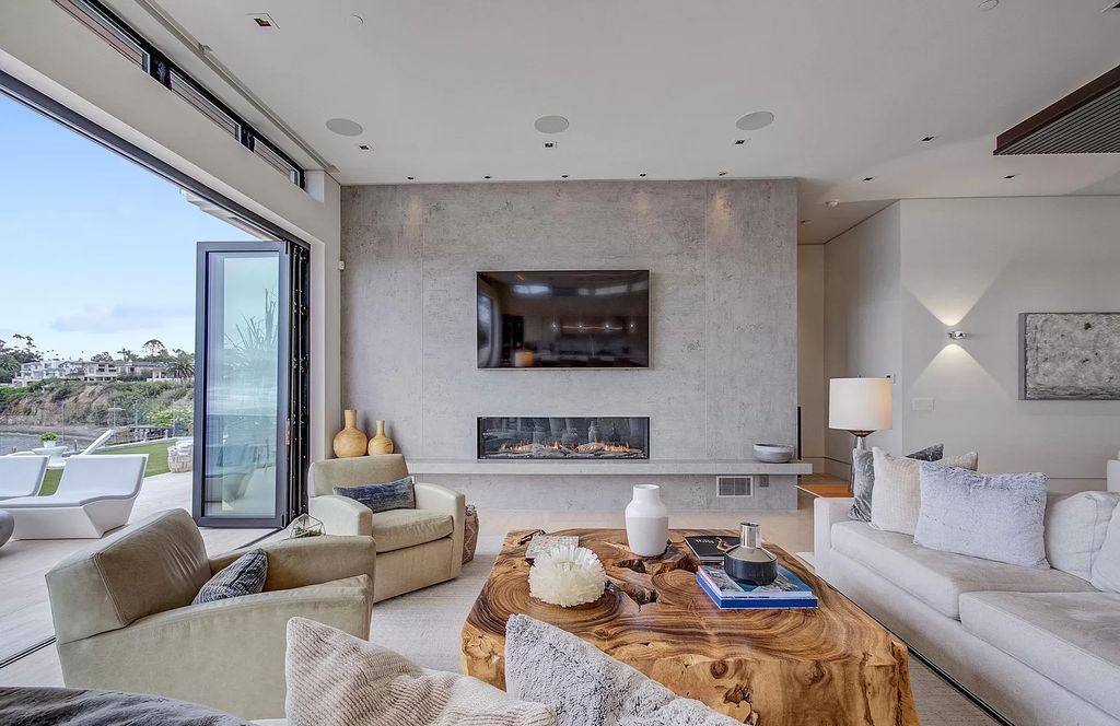 The Home in La Jolla, a undeniable showpiece estate perfectly positioned to enjoy the natural seascape and sea animals and highlights ocean views from every room is now available for sale. This home located at 5740 Dolphin Pl, La Jolla, California
