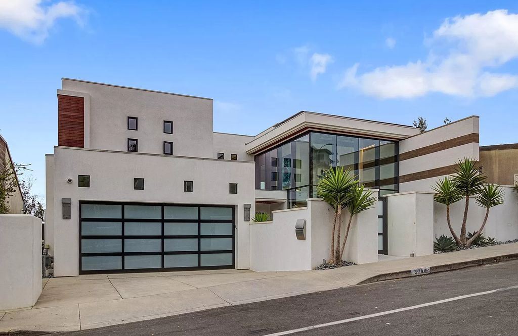 The Home in La Jolla, a undeniable showpiece estate perfectly positioned to enjoy the natural seascape and sea animals and highlights ocean views from every room is now available for sale. This home located at 5740 Dolphin Pl, La Jolla, California