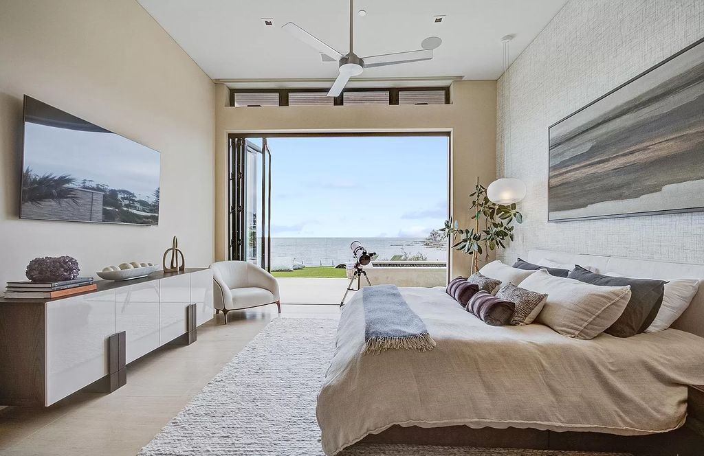 The Home in La Jolla, a undeniable showpiece estate perfectly positioned to enjoy the natural seascape and sea animals and highlights ocean views from every room is now available for sale. This home located at 5740 Dolphin Pl, La Jolla, California