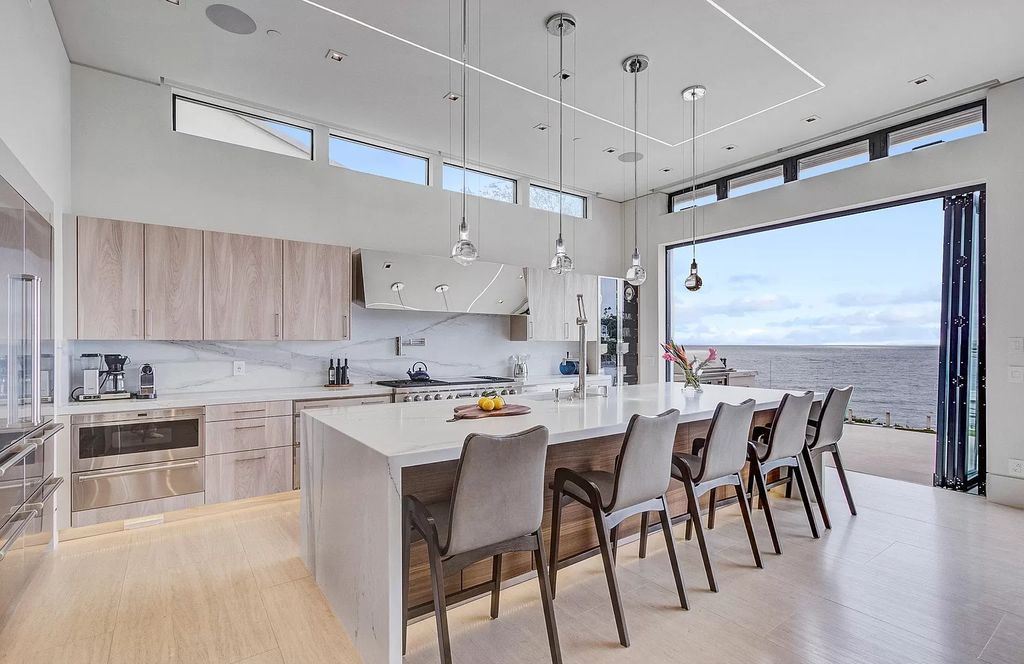 The Home in La Jolla, a undeniable showpiece estate perfectly positioned to enjoy the natural seascape and sea animals and highlights ocean views from every room is now available for sale. This home located at 5740 Dolphin Pl, La Jolla, California