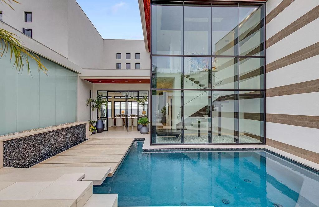 The Home in La Jolla, a undeniable showpiece estate perfectly positioned to enjoy the natural seascape and sea animals and highlights ocean views from every room is now available for sale. This home located at 5740 Dolphin Pl, La Jolla, California
