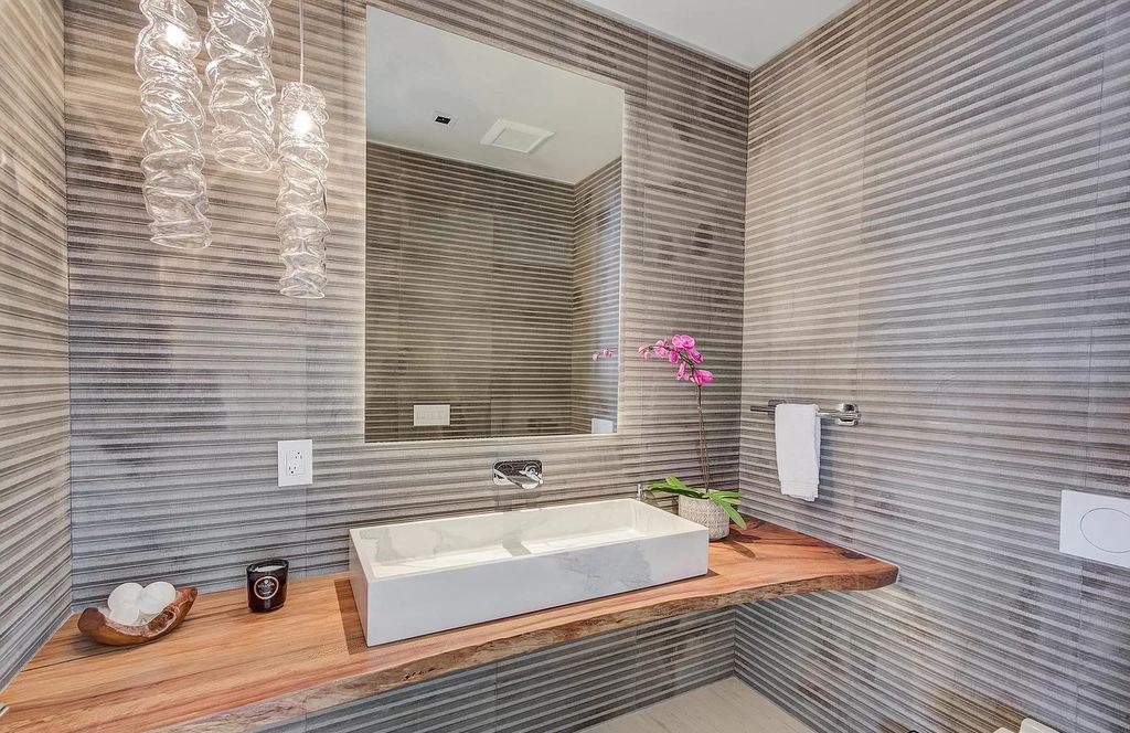The Home in La Jolla, a undeniable showpiece estate perfectly positioned to enjoy the natural seascape and sea animals and highlights ocean views from every room is now available for sale. This home located at 5740 Dolphin Pl, La Jolla, California