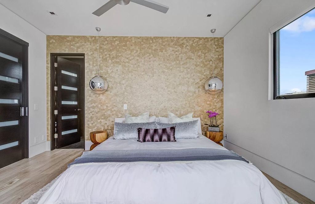 The Home in La Jolla, a undeniable showpiece estate perfectly positioned to enjoy the natural seascape and sea animals and highlights ocean views from every room is now available for sale. This home located at 5740 Dolphin Pl, La Jolla, California
