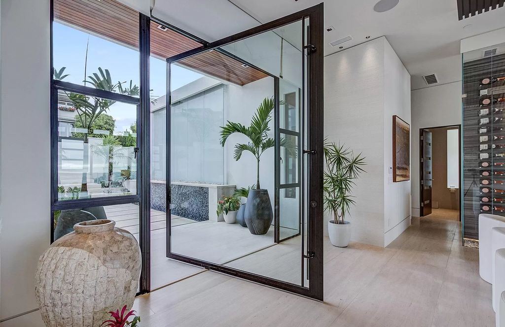 The Home in La Jolla, a undeniable showpiece estate perfectly positioned to enjoy the natural seascape and sea animals and highlights ocean views from every room is now available for sale. This home located at 5740 Dolphin Pl, La Jolla, California