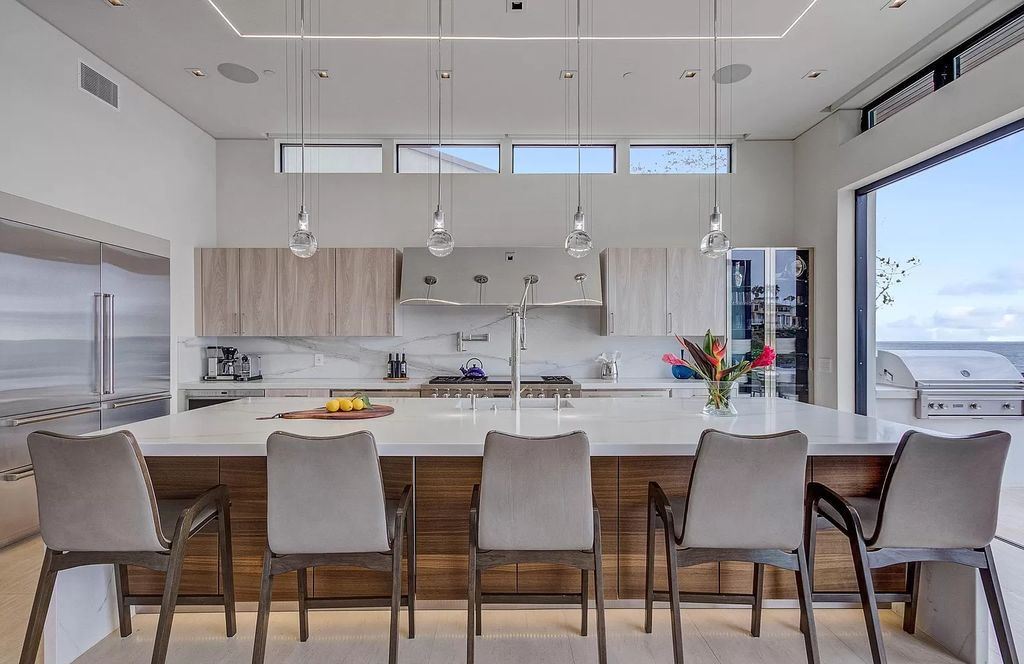 The Home in La Jolla, a undeniable showpiece estate perfectly positioned to enjoy the natural seascape and sea animals and highlights ocean views from every room is now available for sale. This home located at 5740 Dolphin Pl, La Jolla, California
