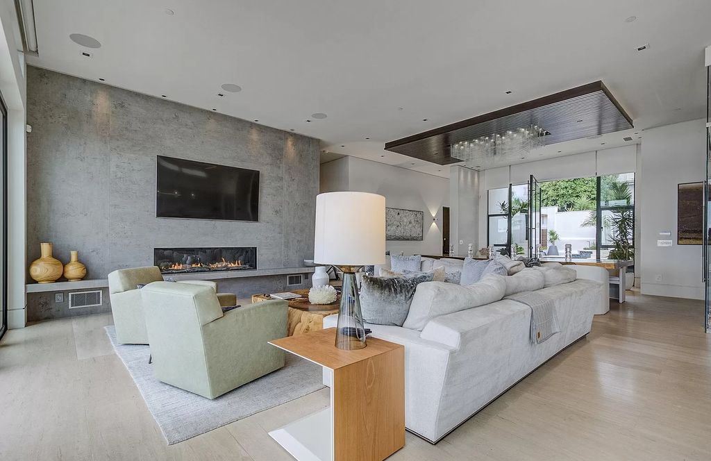 The Home in La Jolla, a undeniable showpiece estate perfectly positioned to enjoy the natural seascape and sea animals and highlights ocean views from every room is now available for sale. This home located at 5740 Dolphin Pl, La Jolla, California